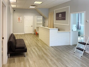 18 Genevieve Pl, Great Neck, NY for lease Interior Photo- Image 2 of 10