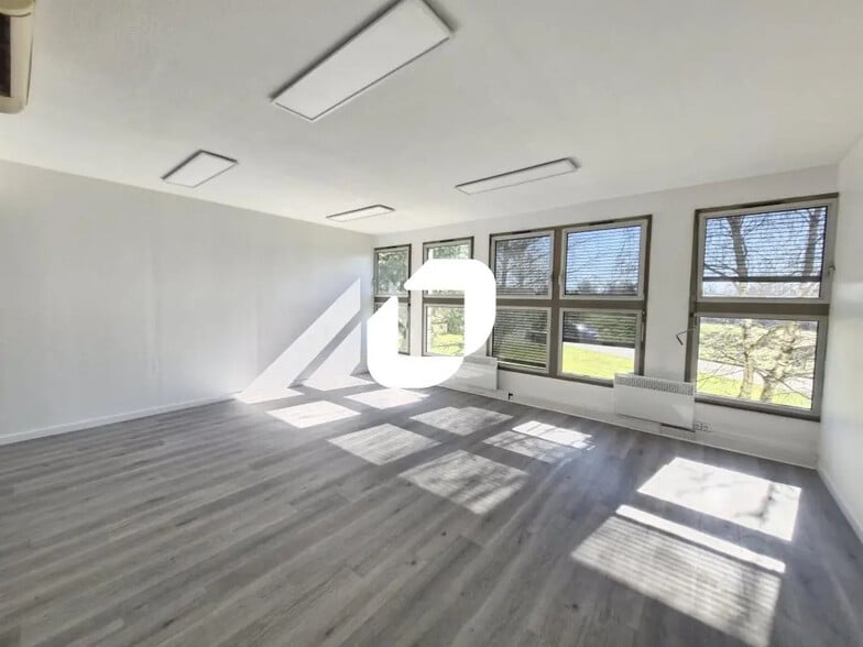Office in Torcy for lease - Interior Photo - Image 1 of 8