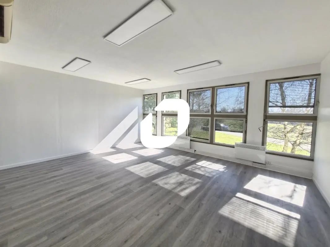 Office in Torcy for lease Interior Photo- Image 1 of 9