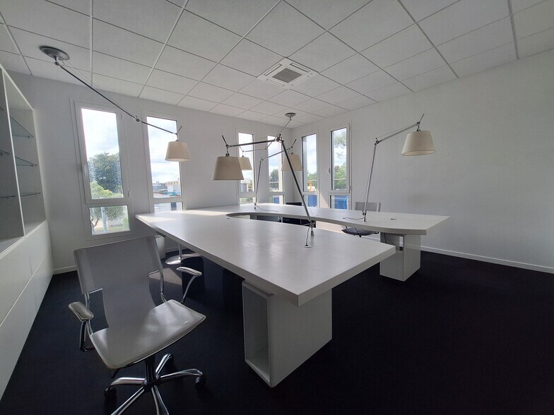 Office in Mérignac for lease - Building Photo - Image 2 of 9