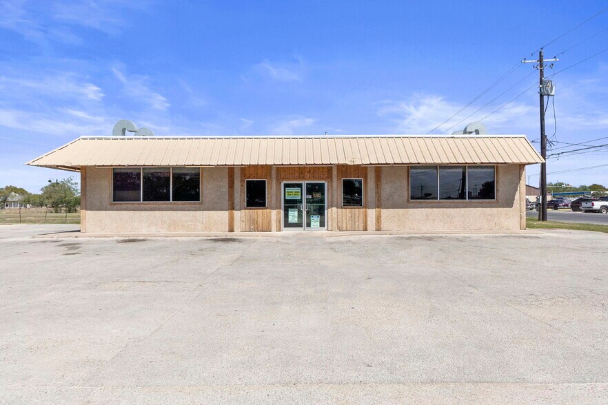 1209 South Main, Lockhart, TX 78644