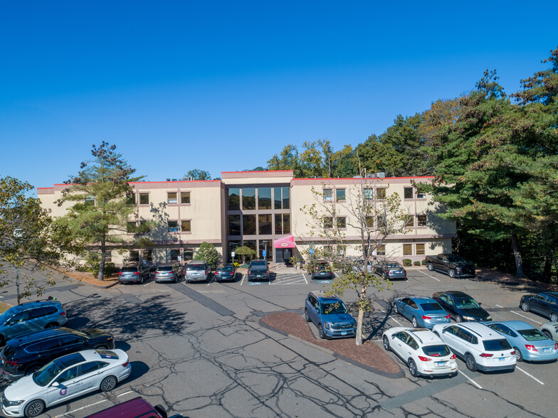 483 Middle Tpke W, Manchester, CT for sale - Building Photo - Image 1 of 1