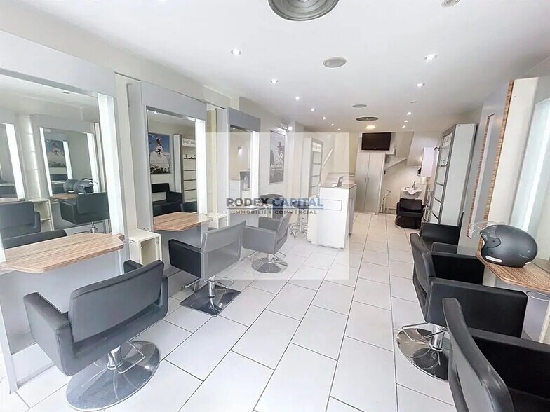 Retail in Paris for lease - Building Photo - Image 2 of 9