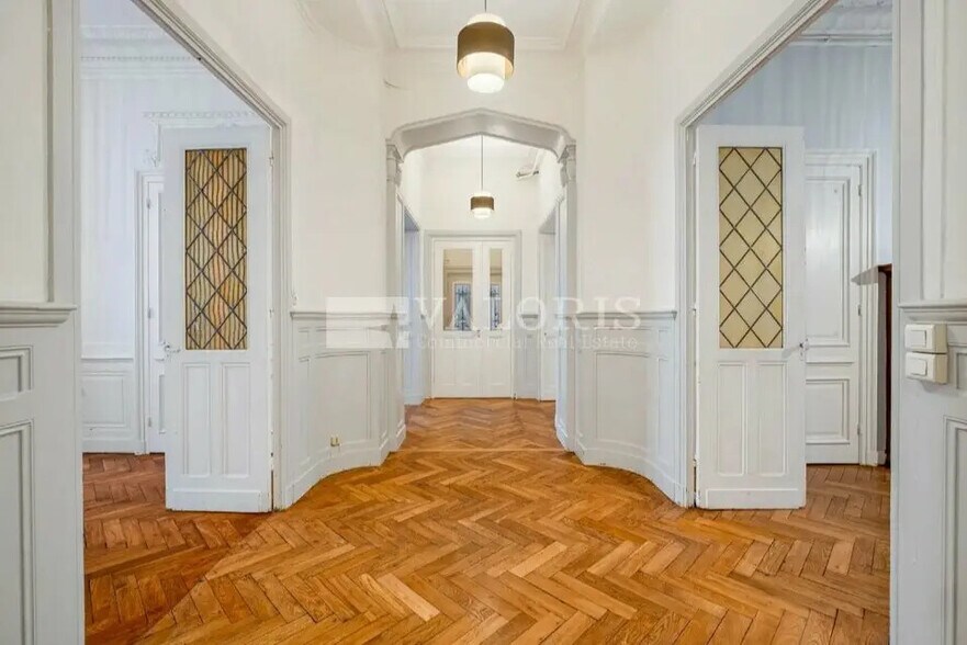 Office in Lyon for sale - Interior Photo - Image 2 of 6