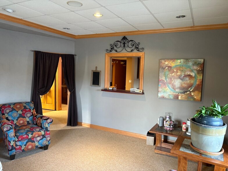 304 N Rapids Rd, Manitowoc, WI for lease - Interior Photo - Image 2 of 12