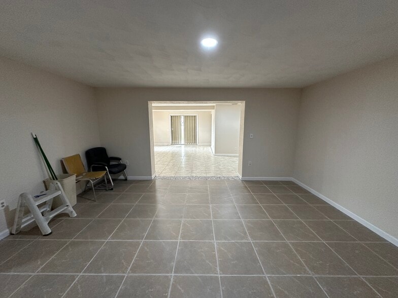 22110 Kimble Ave, Port Charlotte, FL for lease - Building Photo - Image 3 of 11