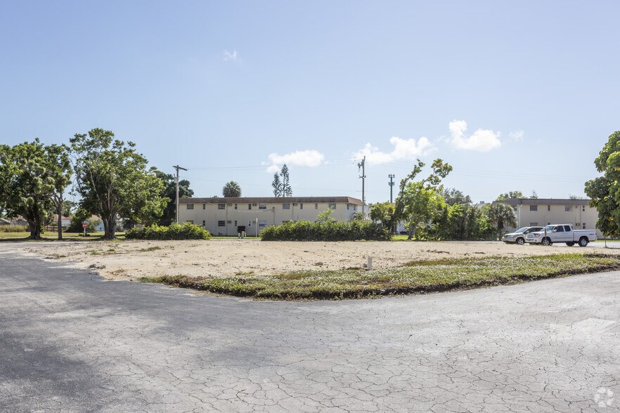 579 E Elkcam Cir, Marco Island, FL for lease - Building Photo - Image 3 of 3