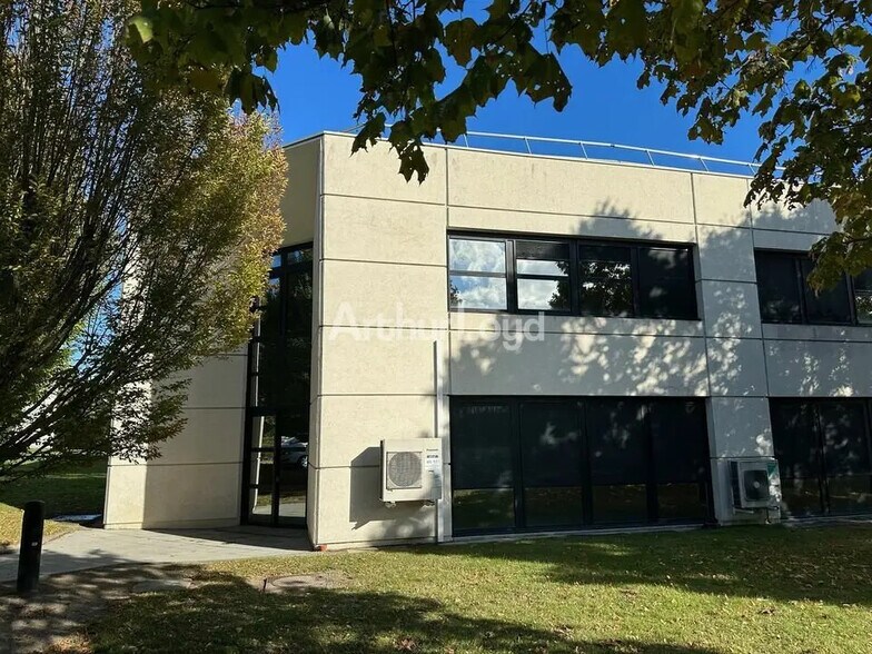 Office in Reims for lease - Building Photo - Image 1 of 5