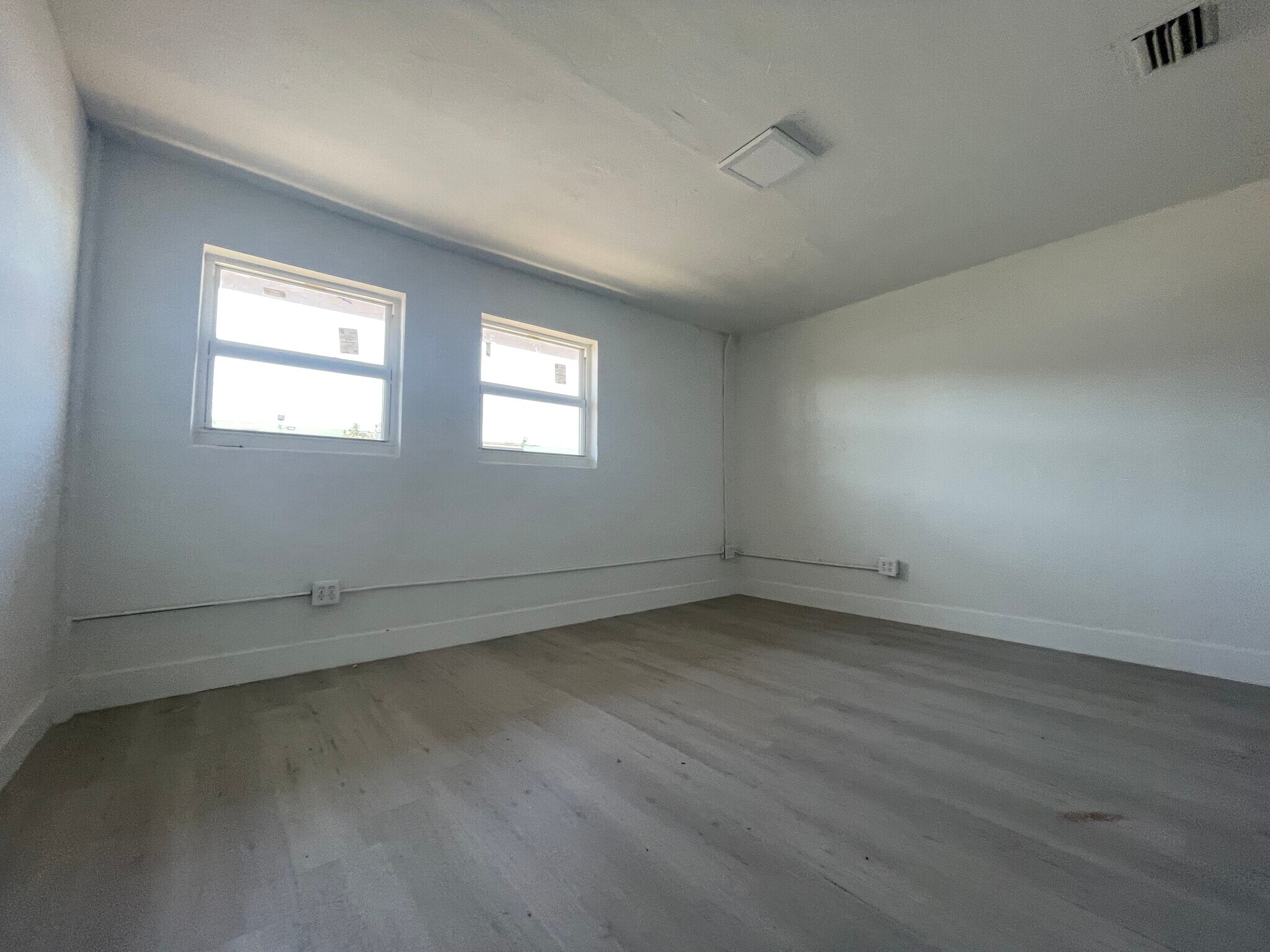 1665-1667 W 33rd Pl, Hialeah, FL for lease Interior Photo- Image 1 of 9