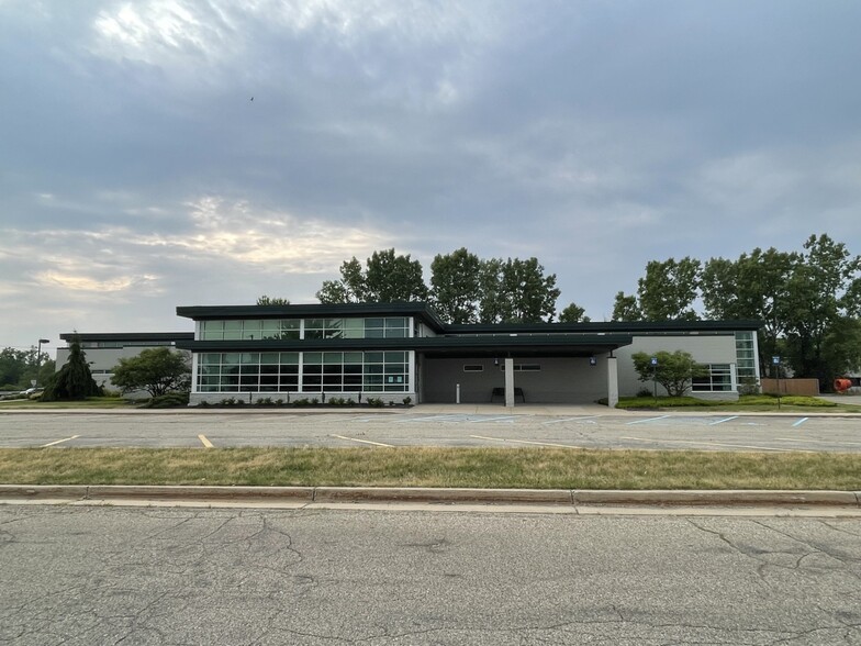 3350 Broadmoor Ave SE, Grand Rapids, MI for lease - Building Photo - Image 1 of 4