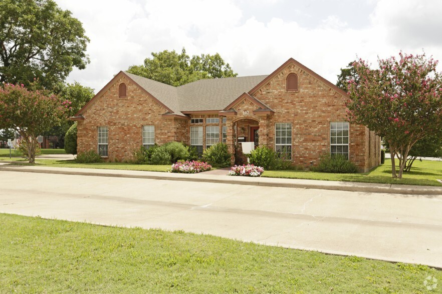 202 Santa Fe Trl, Duncanville, TX for sale - Primary Photo - Image 1 of 1