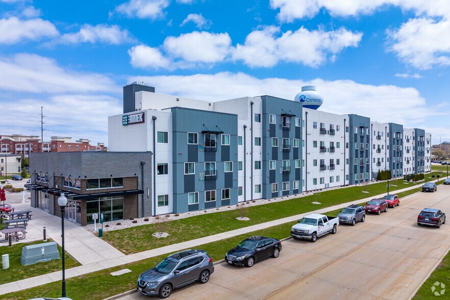 482 Marion Rd, Oshkosh, WI for sale - Primary Photo - Image 1 of 40