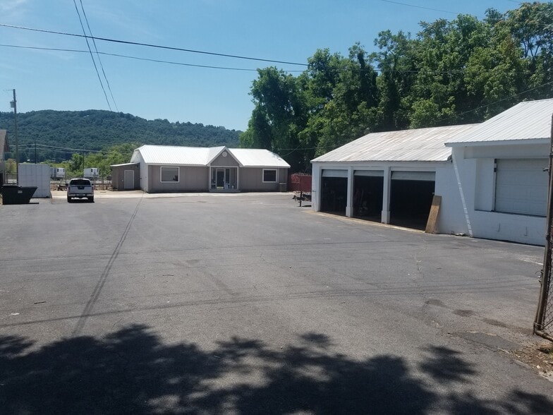 1215 Blount Ave, Guntersville, AL for lease - Primary Photo - Image 1 of 16