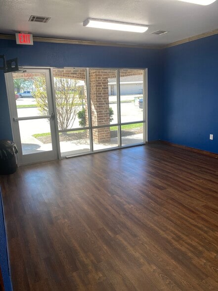 2601 Hilltop Dr, Sherman, TX for lease - Interior Photo - Image 2 of 12