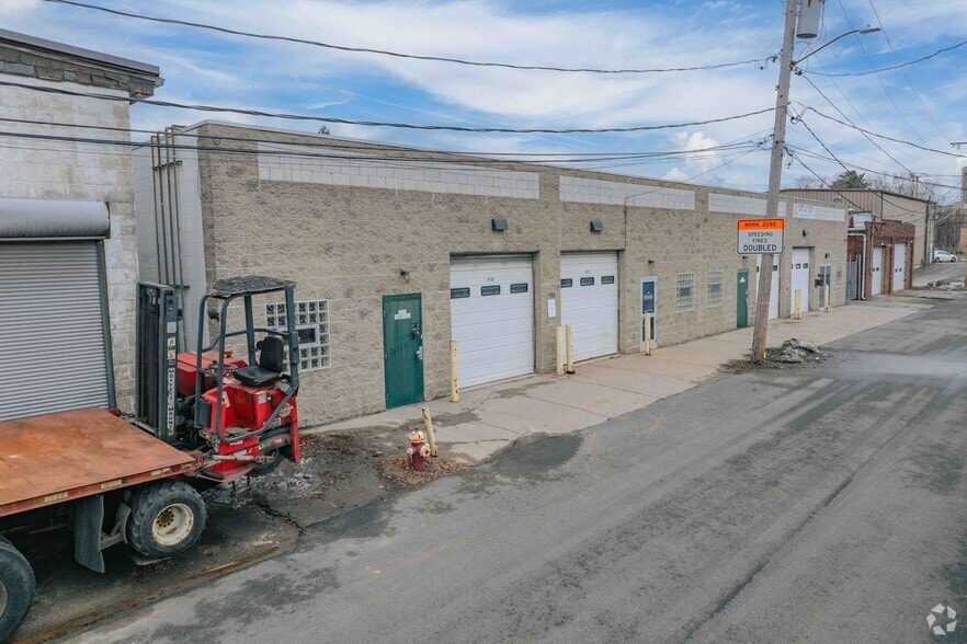 19 Calvin Rd, Watertown, MA for lease - Building Photo - Image 2 of 4