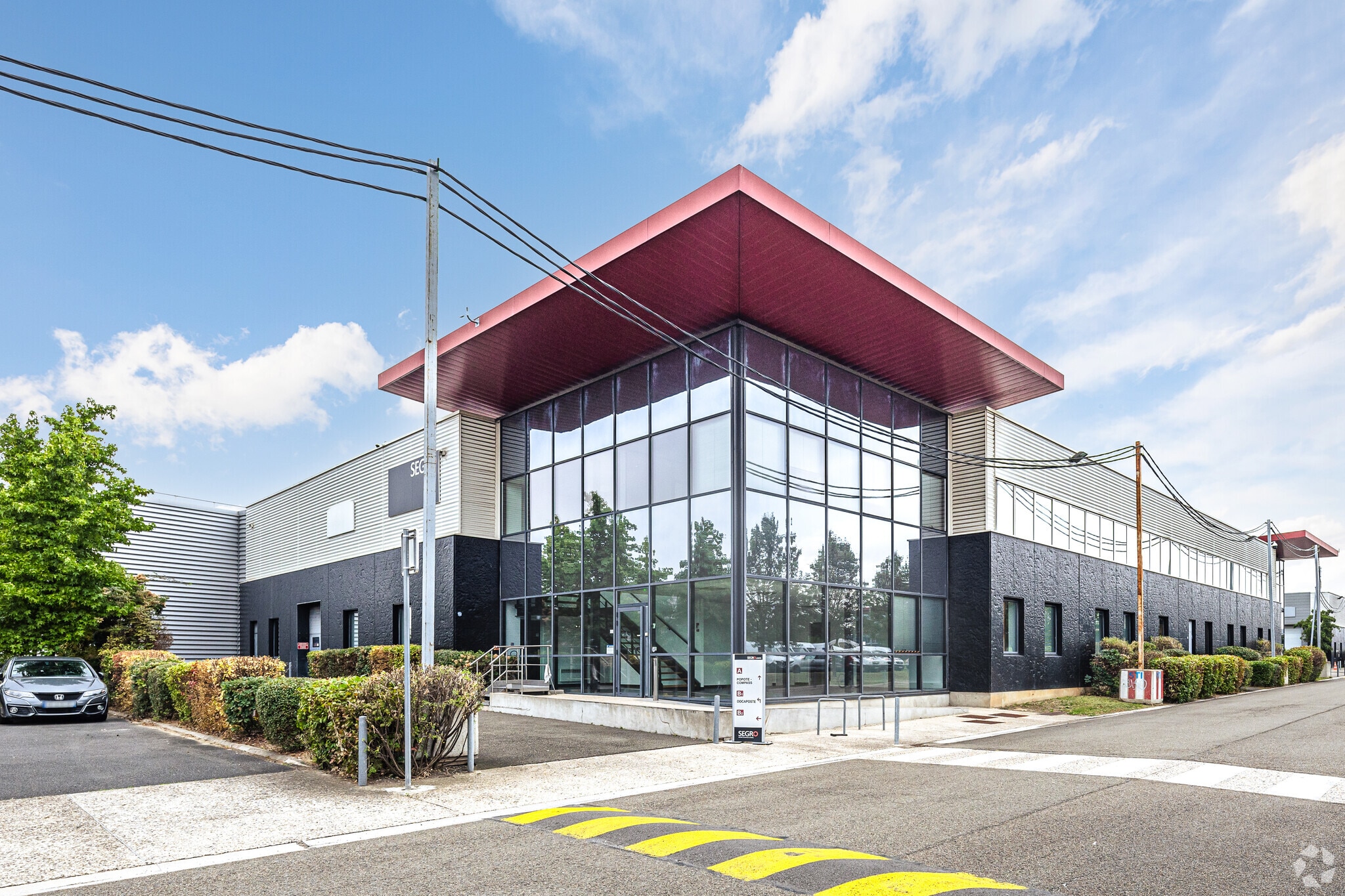 Flex in La Courneuve for lease Primary Photo- Image 1 of 3