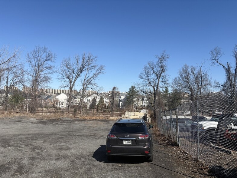 5600 Vine St, Alexandria, VA for lease - Building Photo - Image 2 of 3