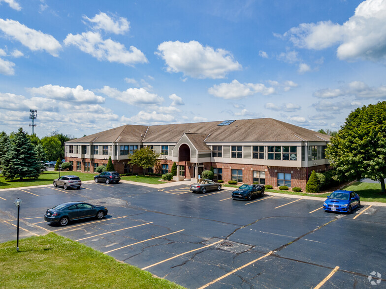 1017 W Glen Oaks Ln, Mequon, WI for lease - Building Photo - Image 1 of 6