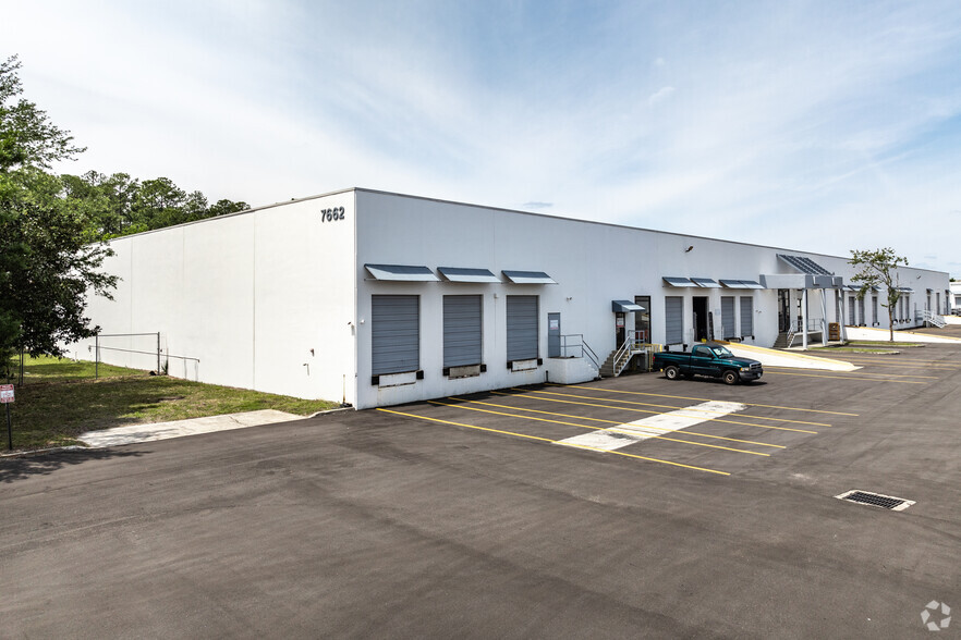 7662 Philips Hwy, Jacksonville, FL for lease - Primary Photo - Image 1 of 8