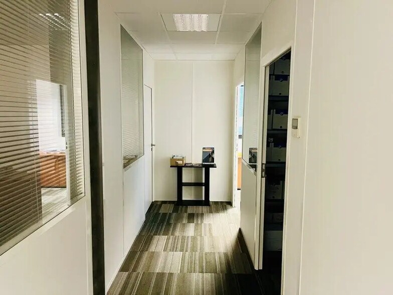 Retail in Artigues-près-Bordeaux for lease - Interior Photo - Image 3 of 5