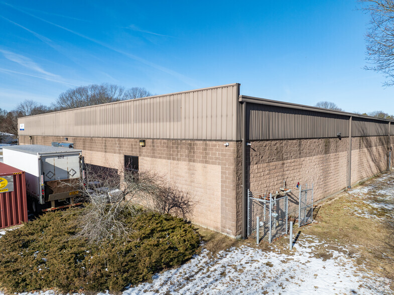 65 Robinson Ave, Patchogue, NY for lease - Building Photo - Image 3 of 5