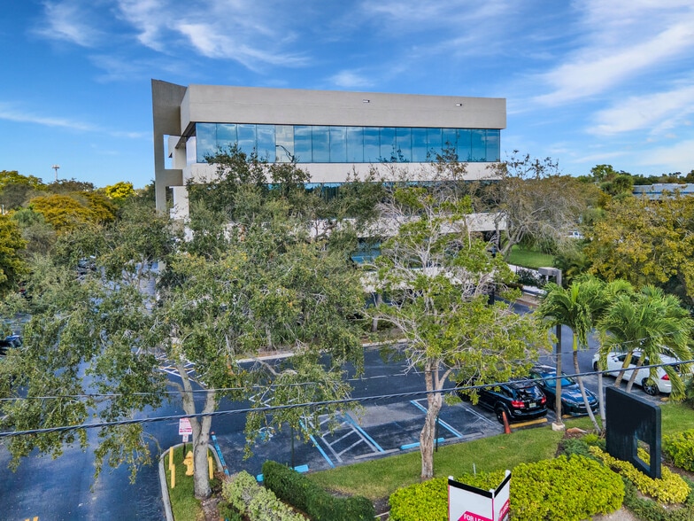 3511 W Commercial Blvd, Fort Lauderdale, FL for lease - Building Photo - Image 3 of 11