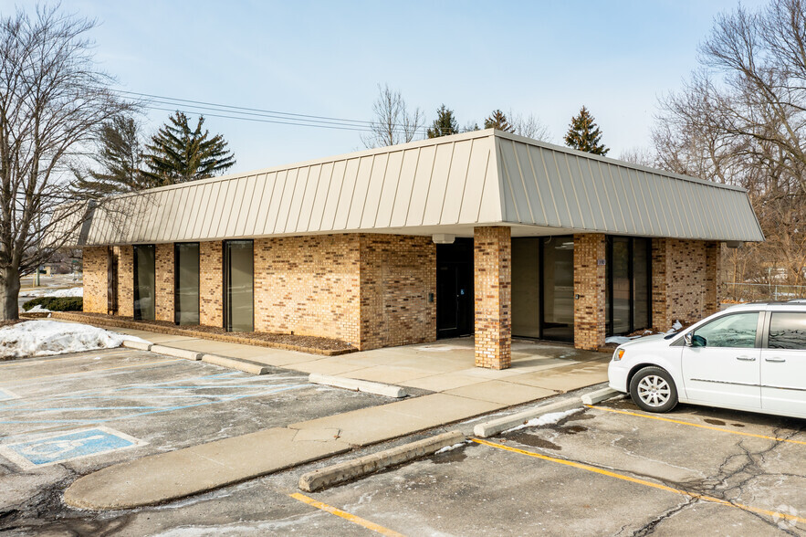 990 S Lapeer Rd, Oxford, MI for lease - Building Photo - Image 1 of 8