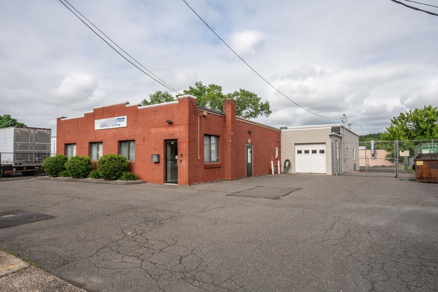 16 Custer St, West Hartford, CT for lease - Building Photo - Image 2 of 17