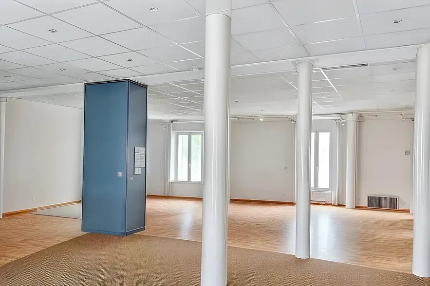 Office in Paris for lease - Interior Photo - Image 3 of 6