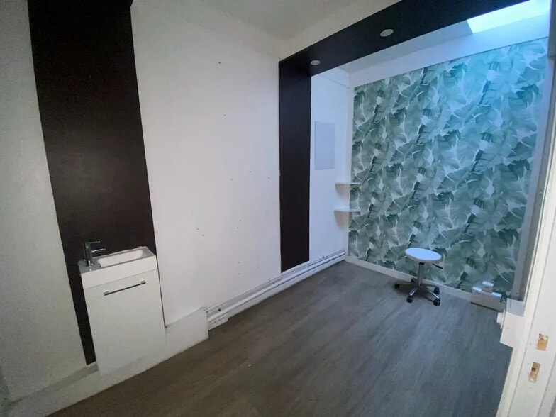 Retail in Versailles for lease - Interior Photo - Image 2 of 4