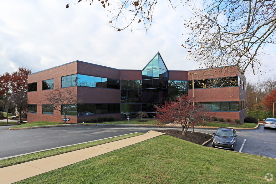 3409 West Chester Pike, Newtown Square, PA for lease - Primary Photo - Image 1 of 4