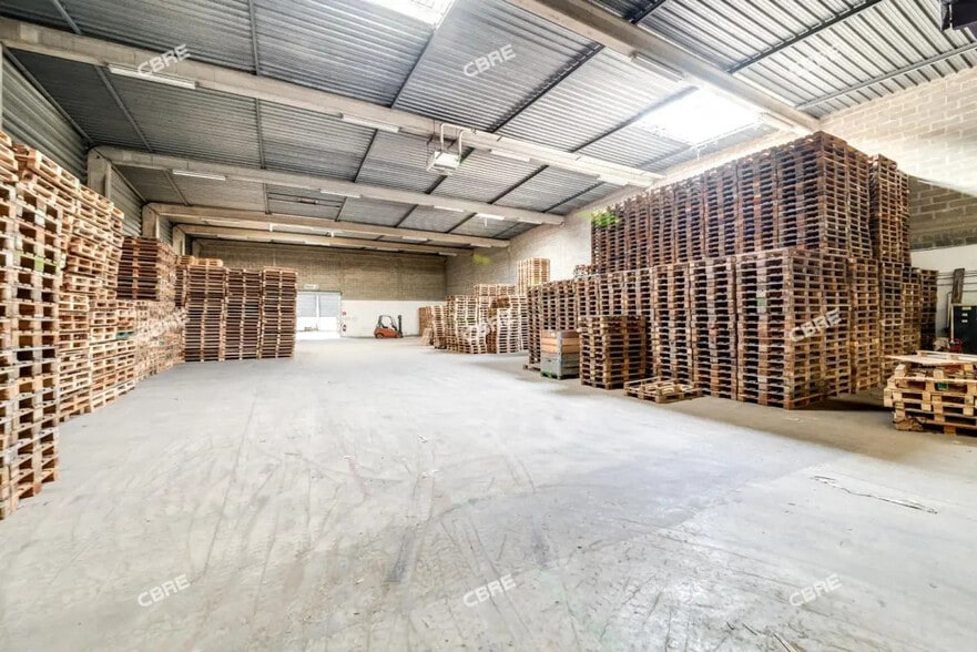 Flex in Antony for lease - Interior Photo - Image 3 of 5