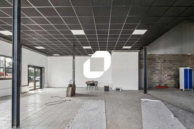 Flex in Villeneuve-sous-Dammartin for lease - Interior Photo - Image 2 of 16