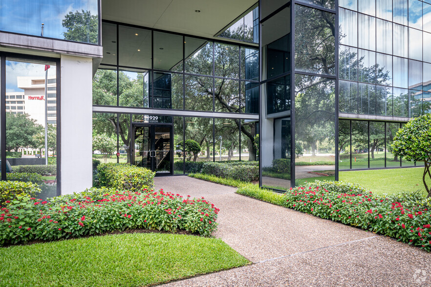 2929 Briarpark Dr, Houston, TX for lease - Building Photo - Image 2 of 31