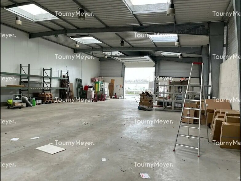 Flex in Lanester for lease - Interior Photo - Image 3 of 12