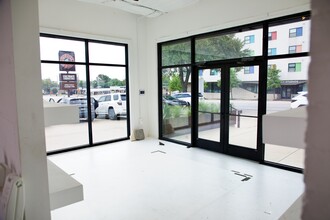 2324 S Lamar Blvd, Austin, TX for lease Building Photo- Image 2 of 3