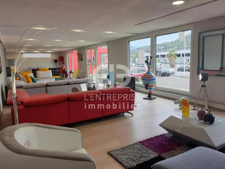 Retail in Toulon for lease - Interior Photo - Image 2 of 7