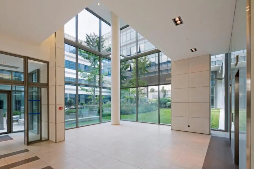 Office in Nanterre for lease - Lobby - Image 3 of 7