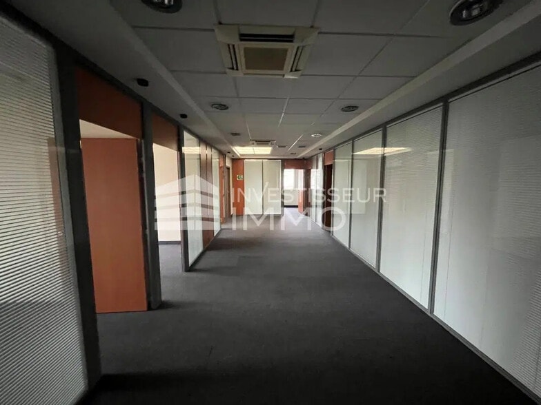 Office in Torcy for lease - Interior Photo - Image 3 of 4