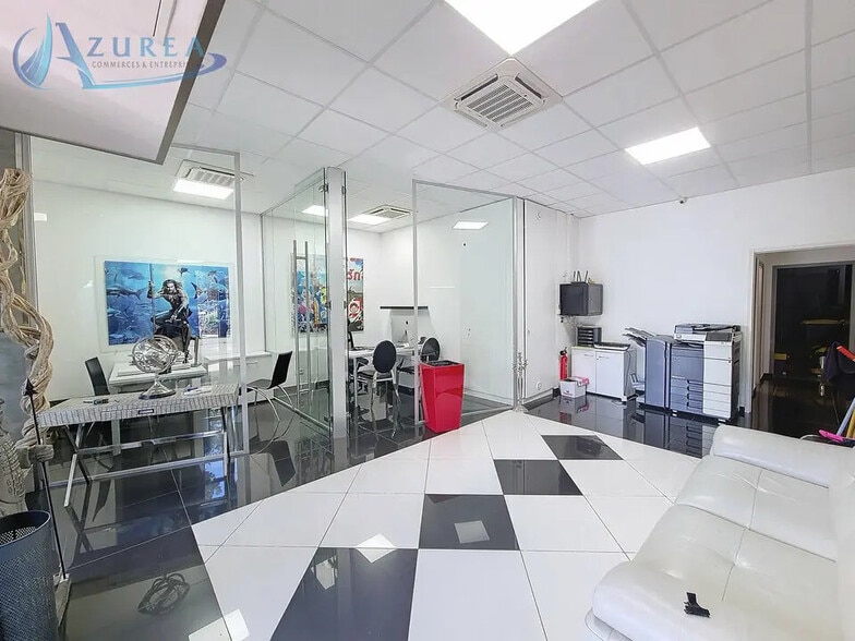 Retail in Antibes for lease - Interior Photo - Image 2 of 10