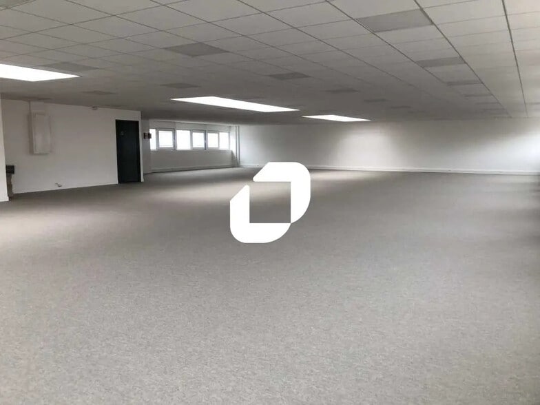 Flex in Saint-Denis for lease - Interior Photo - Image 3 of 21