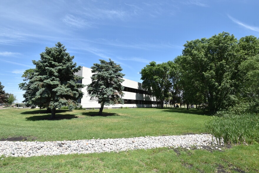 1701 38th St S, Fargo, ND for lease - Building Photo - Image 3 of 8