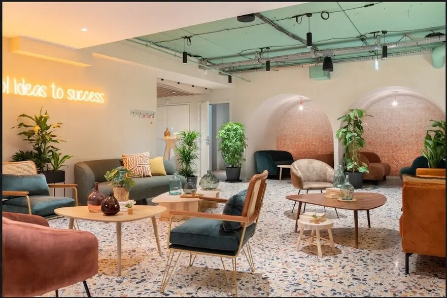 Office in Paris for lease - Building Photo - Image 3 of 9