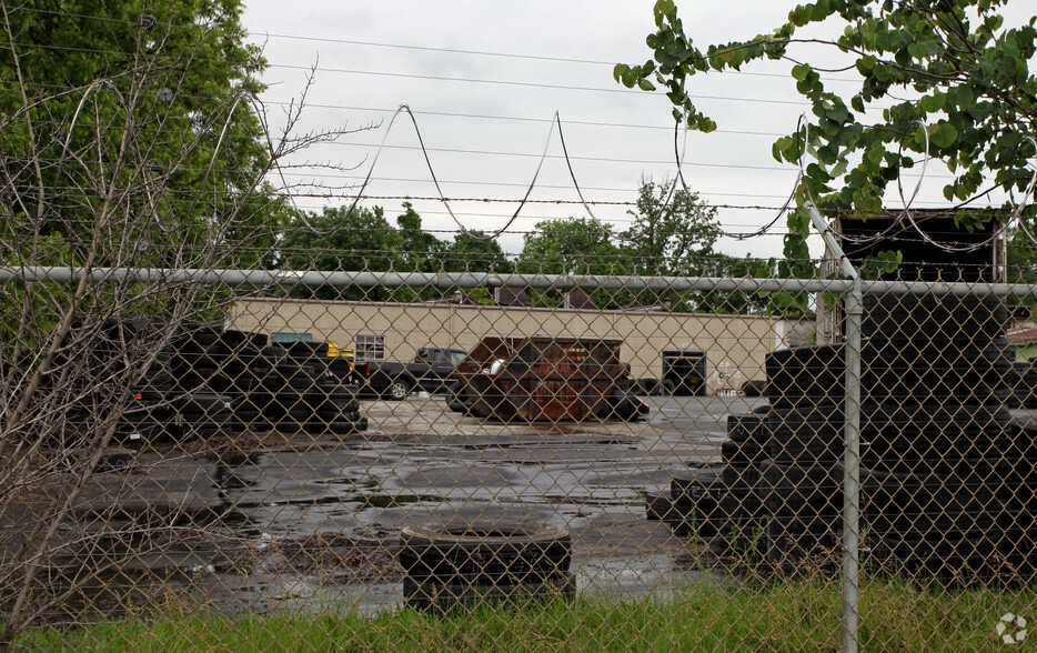 231 Atando Ave, Charlotte, NC for sale - Building Photo - Image 3 of 6