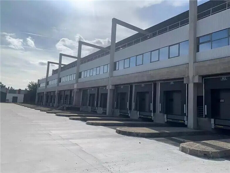 Industrial in Gretz-Armainvilliers for lease - Building Photo - Image 1 of 4