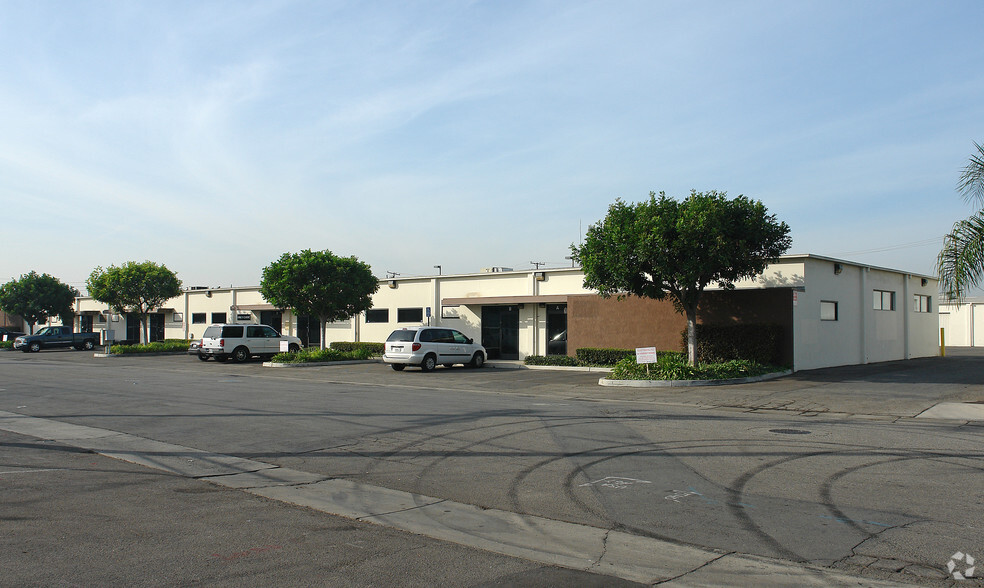 2110 S Lyon St, Santa Ana, CA for lease - Building Photo - Image 2 of 3