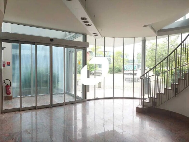 Office in Voisins-le-Bretonneux for sale - Lobby - Image 2 of 10