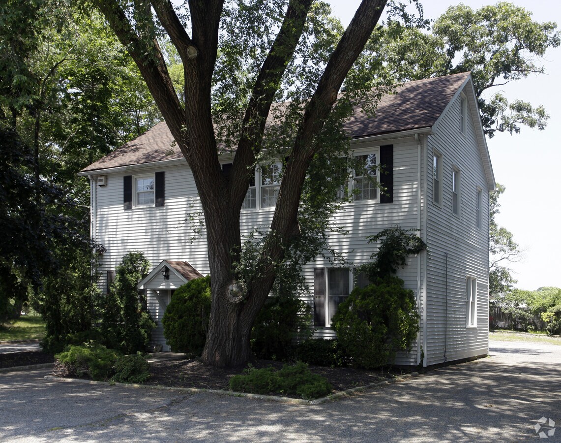 479 Middle Country Rd, Coram, NY 11727