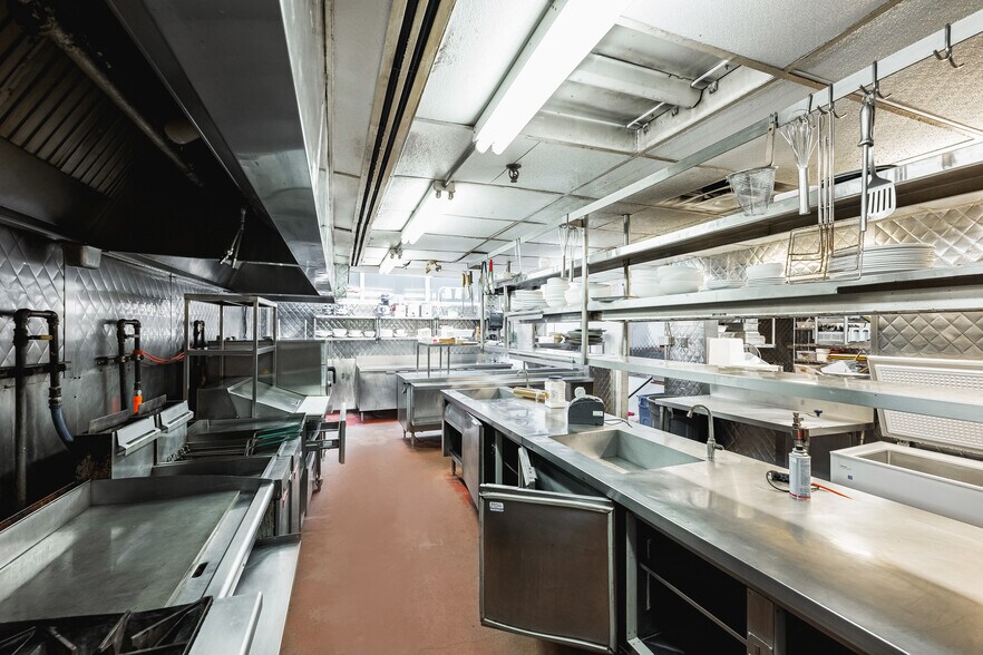 5414 Av Gatineau, Montréal, QC for lease - Interior Photo - Image 2 of 7