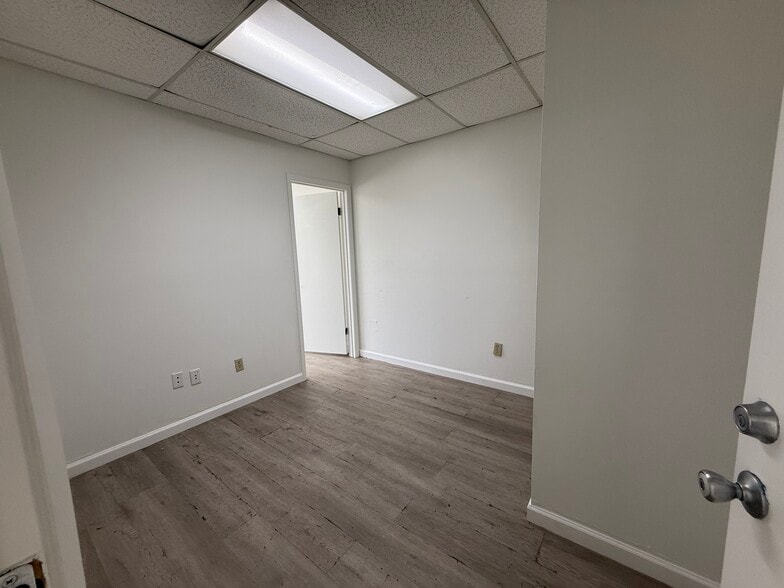 10751 N 75th St, Largo, FL for sale - Interior Photo - Image 2 of 8